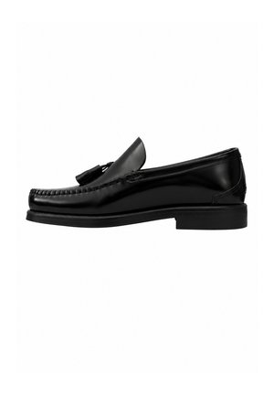 Schwarzer Lederloafer mit Quasten, Moc-Toe-Nähten und niedrigem Absatz, im Profil vor weißem Hintergrund gezeigt.