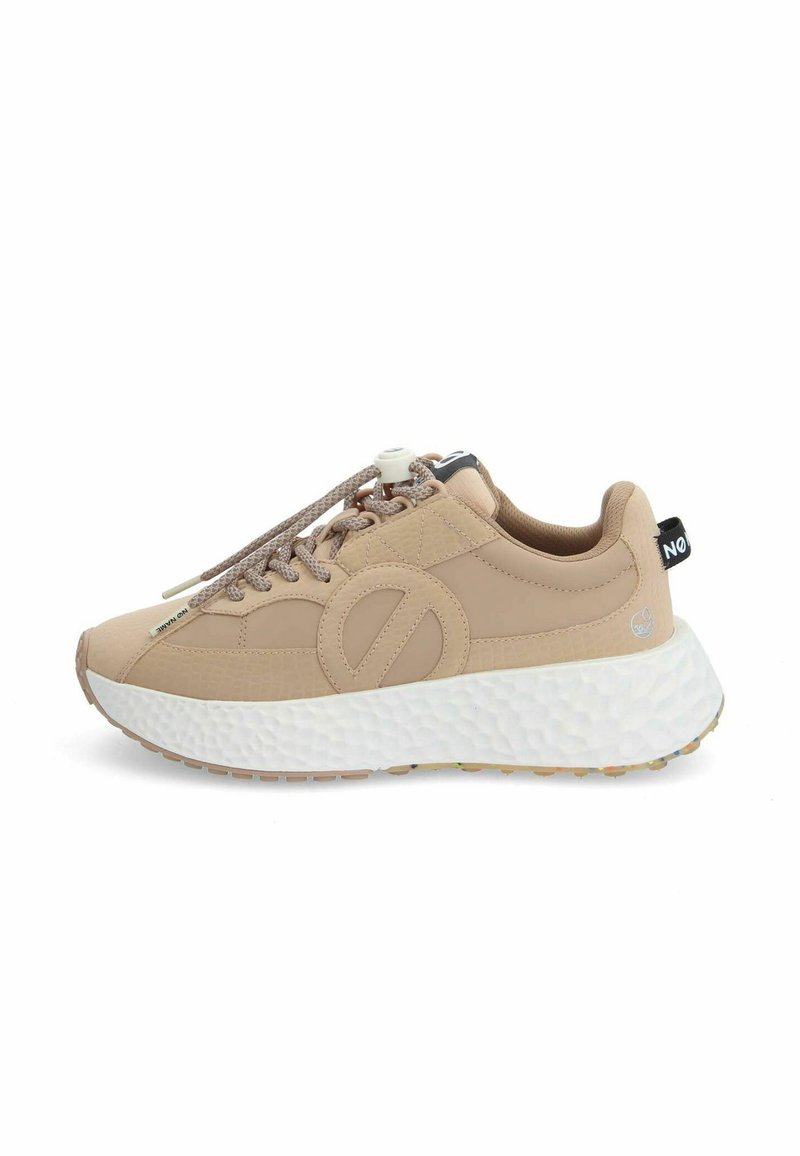 Beige sneaker met een gestructureerde synthetische bovenkant, ronde neus en dikke witte schuimzool. Bevat tonale veters en een treklabel aan de achterkant.