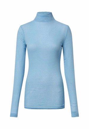 Haut à col roulé bleu clair à manches longues, avec des rayures horizontales bleu foncé, fabriqué en tissu lisse et extensible.