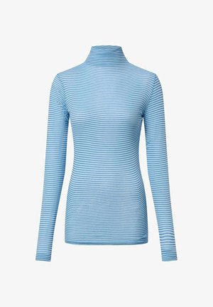 Haut à col roulé bleu clair à manches longues, avec des rayures horizontales bleu foncé, fabriqué en tissu lisse et extensible.