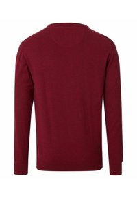 Bordeaux pullover trui met lange mouwen, geribbelde manchetten en zoom, een zachte textuur en een ronde halslijn, die een eenvoudige, effen kleur laat zien.
