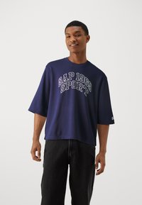 GAP FASHION LOGO CREW - Marškinėliai su spaudiniu - navy uniform
