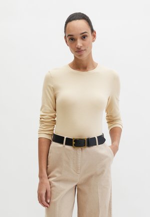 - Bluzka z długim rękawem