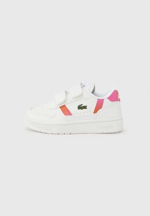 Baskets blanches pour enfants avec deux bandes Velcro, accents roses et orange, et logo crocodile vert sur le côté.