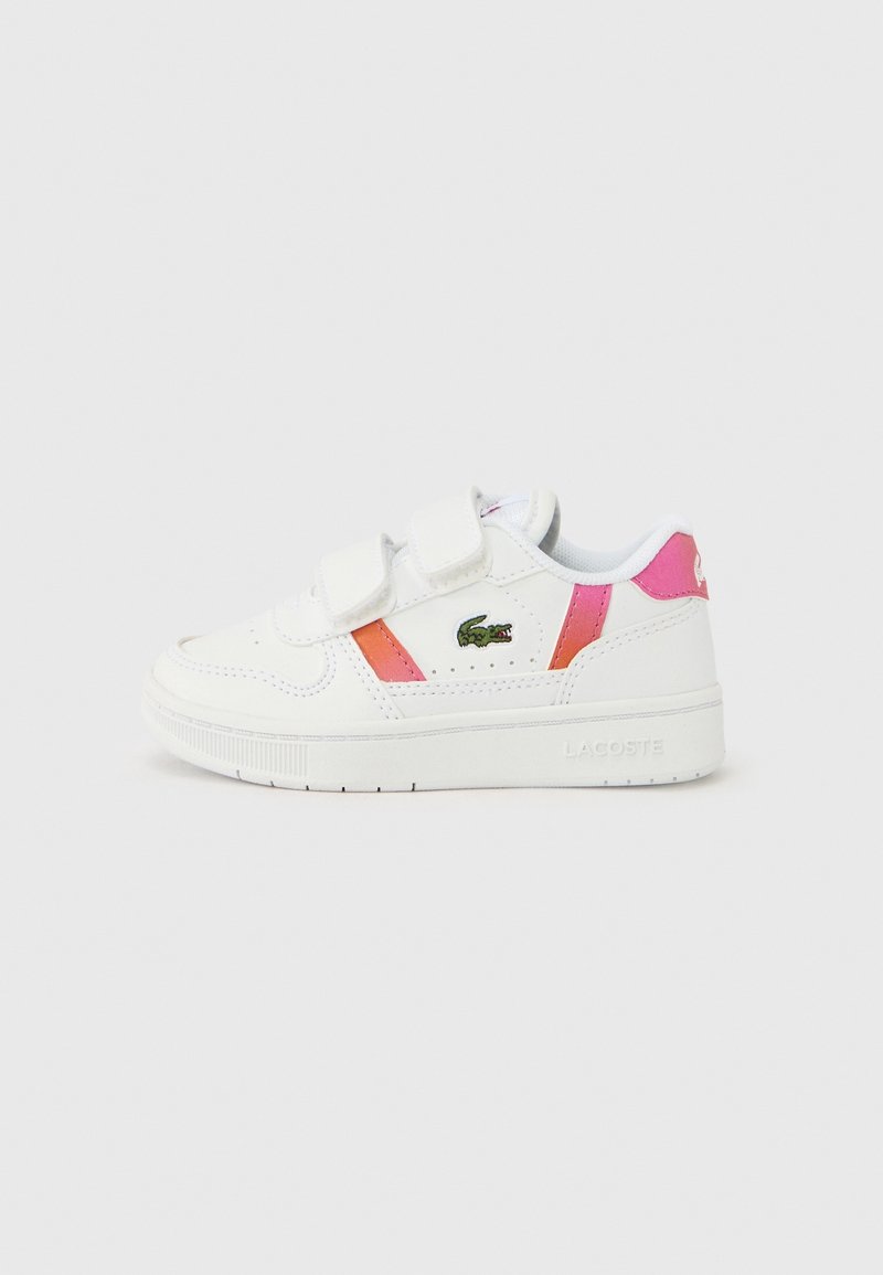 Baskets blanches pour enfants avec deux bandes Velcro, accents roses et orange, et logo crocodile vert sur le côté.