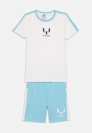 Hvid kortærmet t-shirt med lyseblå detaljer og "MËSSi" logo. Sammen med lyseblå shorts med hvide sidepaneler og logo.