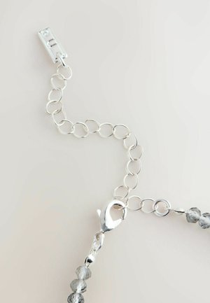 Hõbedane kett ümmarguste lingitega, millel on sulgur ja hallid fakteeritud helmestega. Sile pind ja läikiv metallik viimistlus.