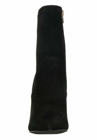 Botín de ante negro con una silueta ajustada, textura suave, detalle de cremallera lateral y una punta estrecha y redondeada.