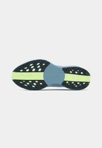 Sporta apavu zole ar melnu un zaļu rakstu, zilu starpzoli un tekstu "Nike" un "Pegasus Turbo 3.0" apakšā.