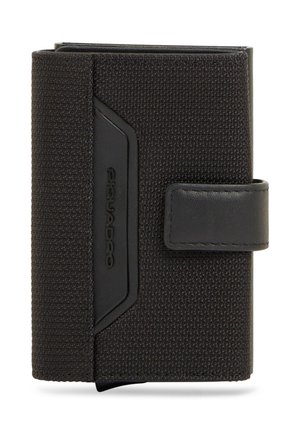 Portafoglio in tessuto nero texturizzato con cinturino in pelle e nome del marchio in rilievo su una piccola toppa di pelle, piegato e chiuso.