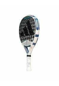Raqueta de pádel blanca con una superficie de golpeo texturizada negra, acentos azules y un agarre envuelto que presenta patrones en blanco con puntos azules.