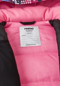 Interior de chaqueta aislante rosa con forro negro, presenta una etiqueta que indica el tamaño 104/4T y las instrucciones de cuidado. Textura suave y lisa.