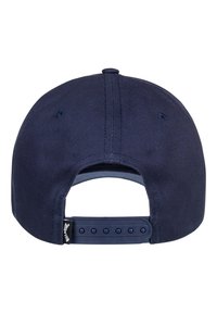 Gorra azul marino con un acabado de tela suave, cierre de plástico ajustable en la parte trasera y costuras reforzadas a lo largo de las uniones.