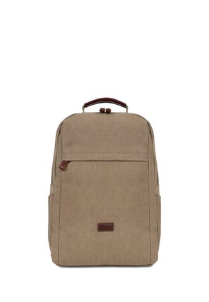 Sac à dos en toile marron avec poche avant zippée, poignée en cuir et poches latérales, debout sur fond blanc.
