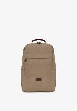 Sac à dos en toile marron avec poche avant zippée, poignée en cuir et poches latérales, debout sur fond blanc.
