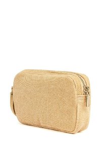 Sac en tissu texturé beige avec fermeture éclair, de forme rectangulaire et de subtils détails de couture. Présente un accent de tirette en métal.