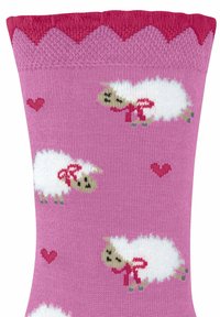 Rosa Socken mit weißen Schafen, die rote Schleifen tragen. Das Design umfasst Herzen und einen strukturierten, gewellten Bund am oberen Ende.