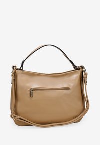 Bolso de piel de color marrón claro con una textura suave, asa superior única y correa de hombro desmontable; cuenta con un bolsillo frontal con cremallera y herrajes en dorado.