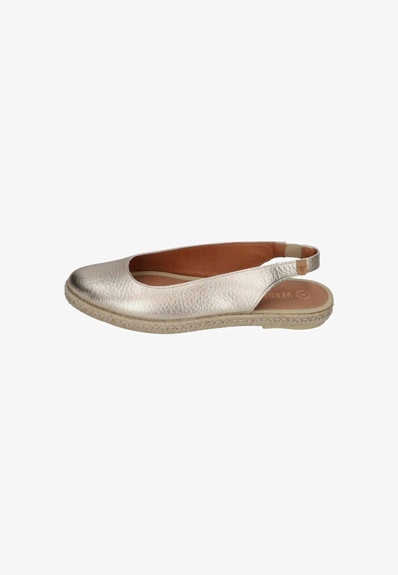 Zapato plano con un upper de cuero metálico plateado, diseño de espalda abierta, puntera redonda y un borde de yute trenzado a lo largo de la suela.