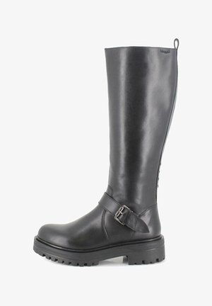 Bota negra de cuero hasta la rodilla con suela plana, detalle de correa ajustable y acabado texturizado. Cuenta con una lengüeta para tirar y detalles de botones laterales.