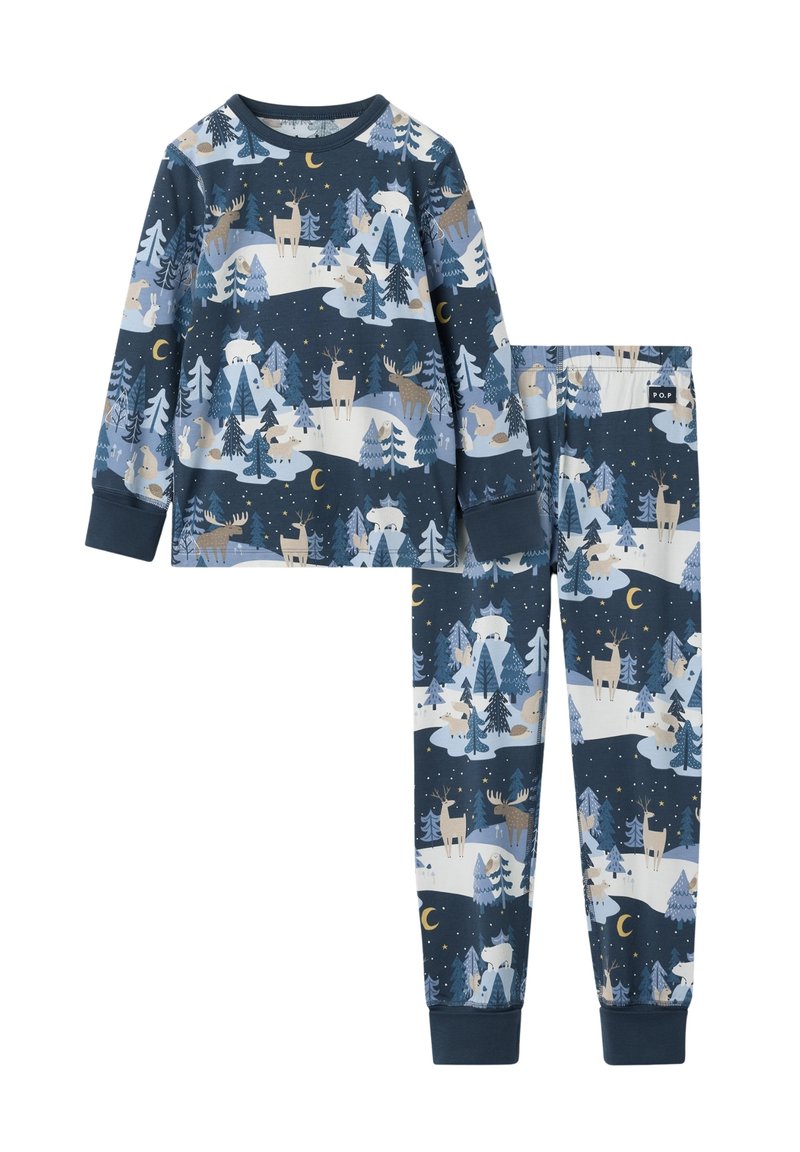 Blauwe pyjama set met een patroon van bosdieren, een langemouwen top met geribbelde manchetten, en bijpassende broek met elastische taille.