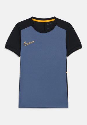 Nike sport t-shirt met een blauwe voorkant, zwarte mouwen en gele accenten. Gemaakt van vochtafvoerend materiaal, het heeft een ronde halslijn.