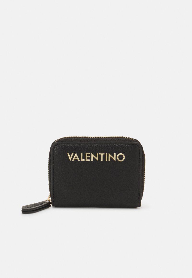 Černá kožená peněženka s texturovaným povrchem, zlatým logem "VALENTINO" v přední části a uzavíráním na zip. Disponuje malým koženým táhlem zipu.
