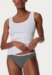 Biały prążkowany top na ramiączkach w zestawieniu z szarymi majtkami z białym paskiem z napisem "BODY". Gładka tkanina, dopasowany fason.