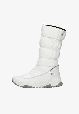 Stivale invernale isolato bianco con un gambale morbido e trapuntato, fodera nera strutturata e suola in gomma grigia con motivi di aderenza.