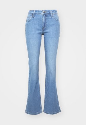 Jean en denim bleu clair avec une jambe évasée, comprenant cinq poches, une fermeture par bouton à l'avant et des détails de décoloration subtils sur le tissu.