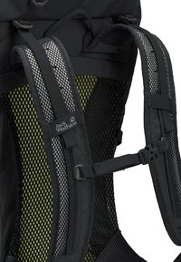 Bretelles de sac à dos avec rembourrage en maille respirante, boucle de poitrine réglable et logo Jack Wolfskin sur la sangle gauche.