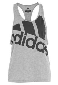 Canottiera grigia senza maniche in cotone, con un grande logo nero Adidas sulla parte anteriore. Scollatura arrotondata e vestibilità rilassata.