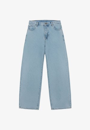 Lichtblauwe denim jeans met een wijdere pijp, voorzakken en een vervaagde textuur. Voorzien van een knoopsluiting en riemlussen in de taille.