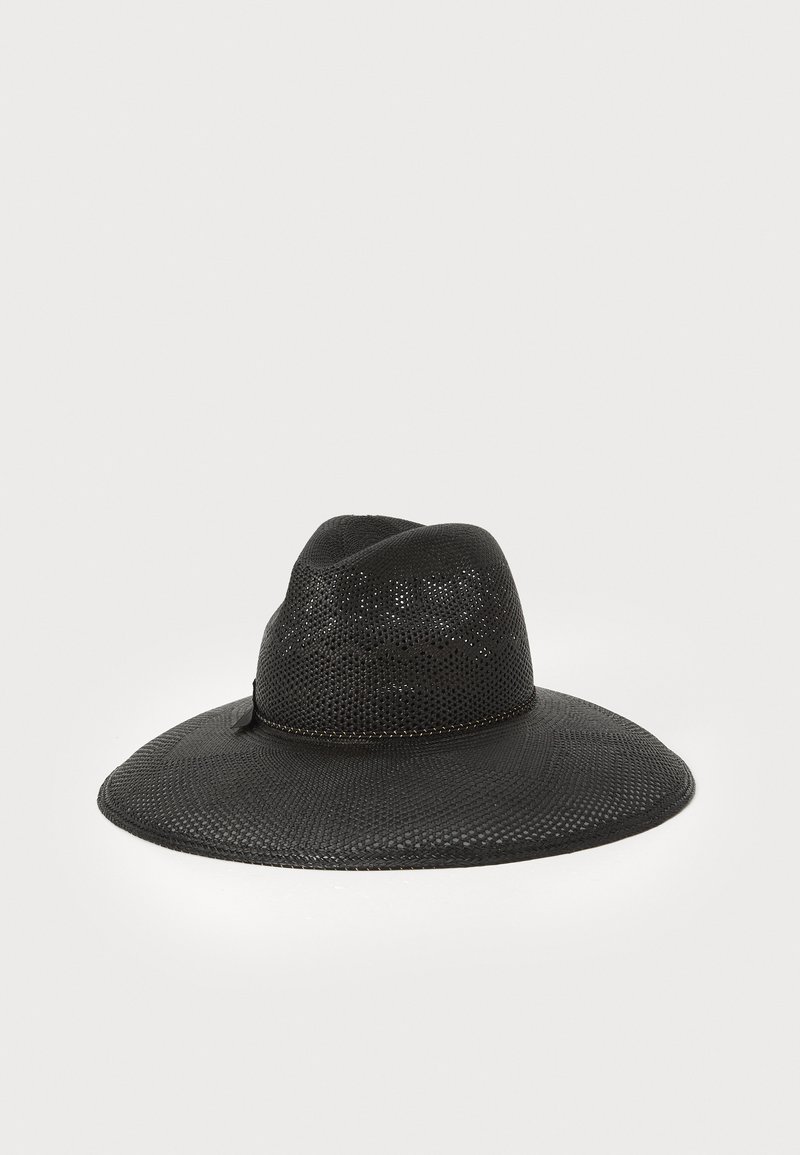 Svart bredbremmet hatt laget av perforert materiale, med en rund krone og et tynt akcentbånd. Flat, fleksibel og lett design.