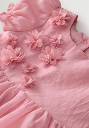 Rosa klänning av tyg med volangärmar och påsydda tygblommor i olika storlekar på livstycket.