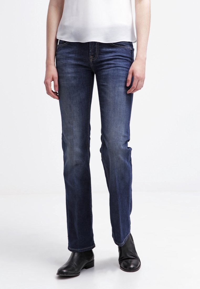 Jeans de mezclilla azul oscuro con un corte de pierna recta, que presentan un ligero desvanecimiento, diseño de cinco bolsillos y costuras en contraste.