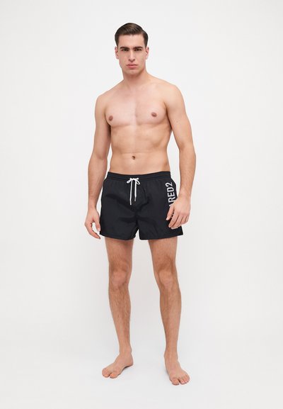 Shorts de bain noirs avec taille élastique à cordon, affichant du texte blanc "RED2" sur le côté, en tissu léger et lisse, avec une coupe décontractée.