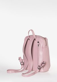 Zaino in pelle rosa con un design elegante, dotato di spallacci regolabili, chiusura con zip e tasca laterale. Texture liscia e hardware minimale.
