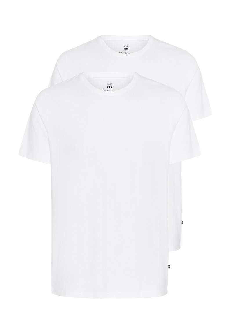 Valkoiset puuvillaiset T-paidat, pyöreä pääntie, lyhyet hihat, sileä tekstuuri ja näkyvä etiketti jokaisen paidan vasemmassa alalaidassa.