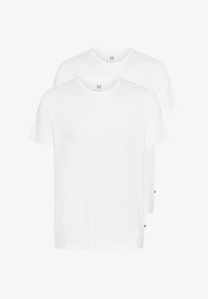 Weiße Baumwoll-T-Shirts mit Rundhalsausschnitt, die kurzärmlig und locker geschnitten sind. Zwei T-Shirts übereinander gestapelt, mit kleinen Markenetiketten am Saum.