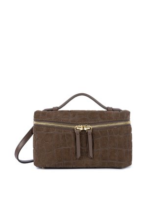 Sac à main en daim marron avec texture crocodile, fermeture éclair dorée, double tirette, poignée supérieure et bandoulière amovible.