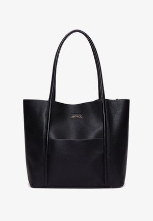 Zwarte leren schoudertas met twee lange handvatten, gestructureerde vorm, textuur oppervlak en een voorkantvak. Kenmerkt een goudkleurig logo detail.