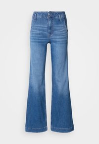 Jeans en denim de couleur bleu clair évasés. Présentent une taille haute, des poches avant et un ourlet propre avec une décoloration subtile sur les jambes.