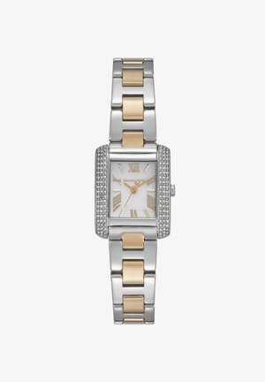 Rectangulaire zilveren en gouden horloge met een kristalaccent ring, witte wijzerplaat, gouden Romeinse cijfers en een metalen schakelarmband.