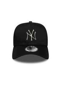 Μαύρο καπέλο με στρογγυλεμένο γείσο και ανάγλυφο λογότυπο της Νέας Υόρκης σε ασημί χρώμα. Διαθέτει ρυθμιζόμενο λουράκι και υφή υφάσματος. Ορατή η επωνυμία New Era.