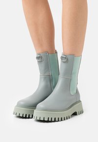 Bronx GROOV-Y - Botas de tornozelo com plataforma - dark sage green