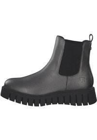 Stivale alla caviglia in pelle nera con pannelli elastici laterali, texture rigata e suola in gomma spessa e zigrinata. Caratterizzato da un inserto per facilitare l'indossamento.