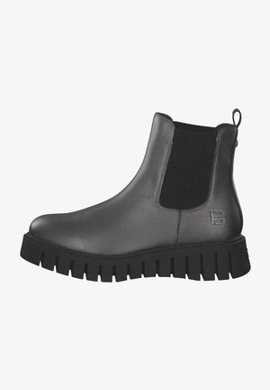 Bottines noires en cuir avec panneaux élastiques sur les côtés, texture nervurée et semelle en caoutchouc épaisse et crantée. Équipées d'une languette pour un enfilage facile.