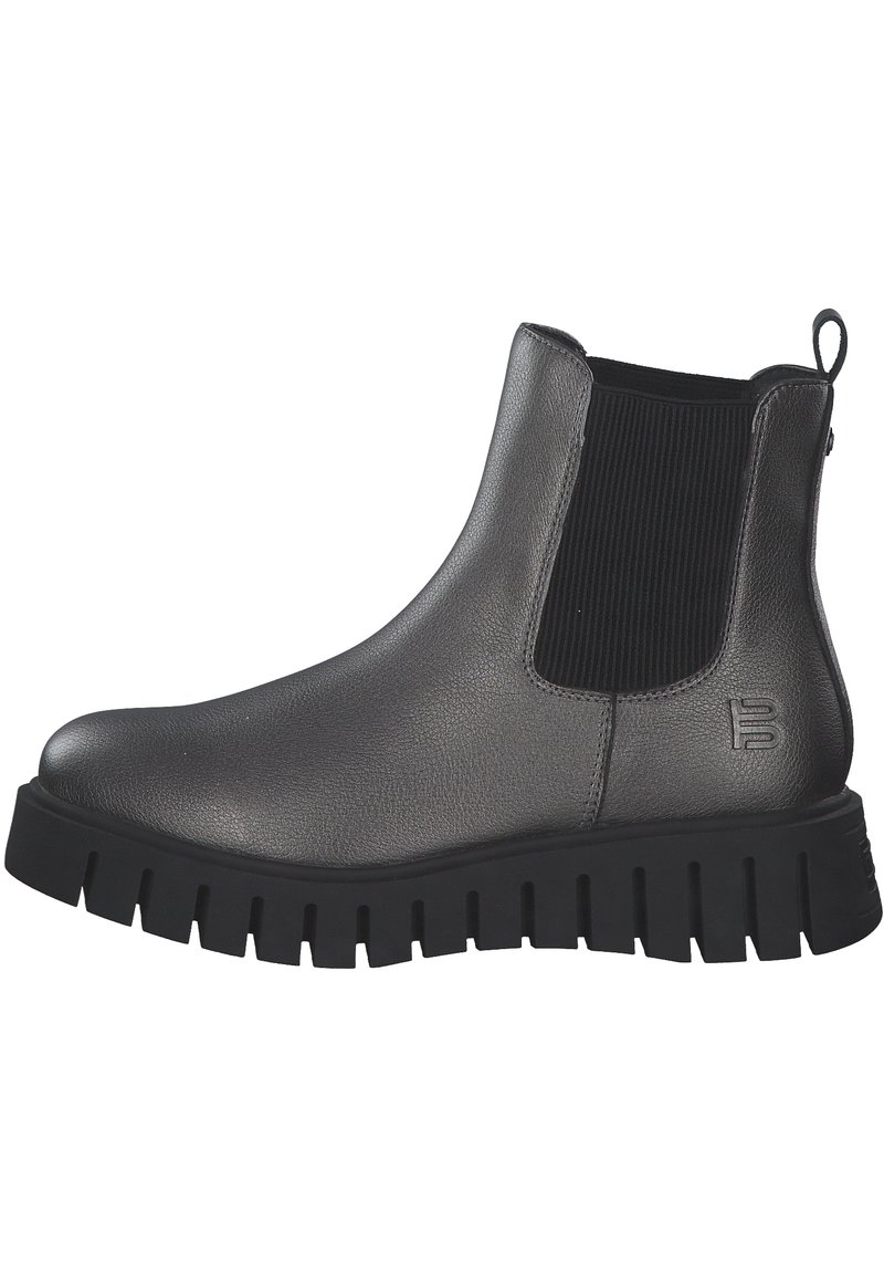 Stivale alla caviglia in pelle nera con pannelli elastici laterali, texture rigata e suola in gomma spessa e zigrinata. Caratterizzato da un inserto per facilitare l'indossamento.