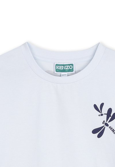 T-shirt en coton blanc avec un col rond et un motif graphique bleu marine sur le côté gauche de la poitrine, portant l'inscription "KENZO KIDS."